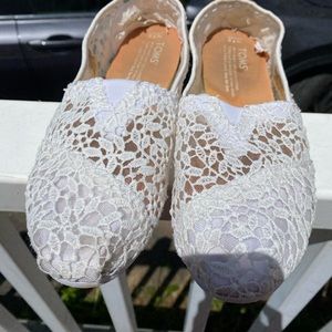 Tom’s slip ons white lace size 7.5 cushy sole